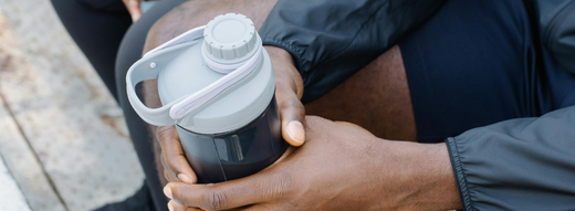 Man holding a proteinshake