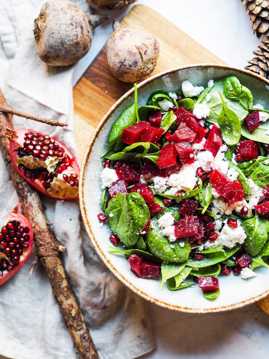 Spinatsalat mit Rote Bete, Granatapfelkernen und Ziegenkäse (vegane Alternative: veganer “Feta”)