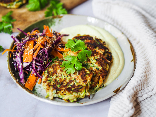 Zucchini Pancakes mit Karotten-Rotkohl-Salat